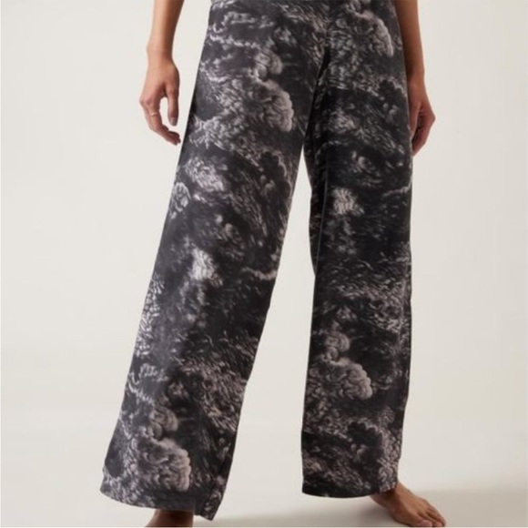 New-Athleta-M-black&white-cloud print-calm, cool, wide leg, lounge pajama pant. - Picture 2 of 14